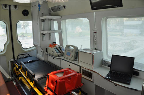 襄阳救护车内部